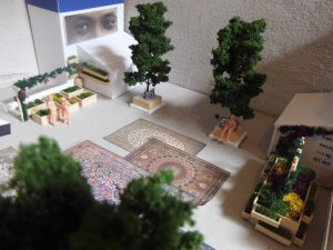 Maquette met de moestuin, kruidentuin, ogenposters en Perzisch tapijt